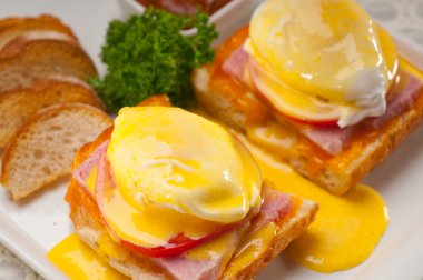 yumurta benedict domates, jambon ile ekmek üzerinde