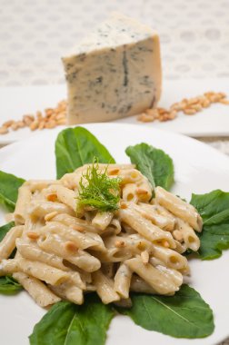 İtalyan makarna penne gorgonzola ve çam fıstığı
