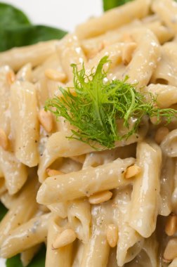 İtalyan makarna penne gorgonzola ve çam fıstığı