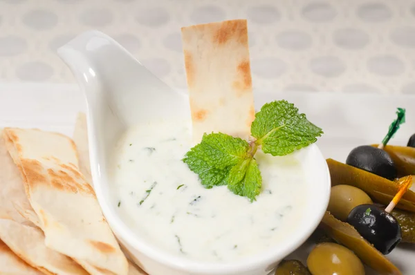 Greek Tzatziki yogurt dip and pita bread — Stock Photo, Image