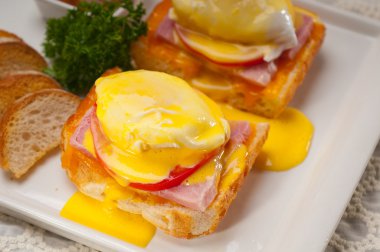 yumurta benedict domates, jambon ile ekmek üzerinde