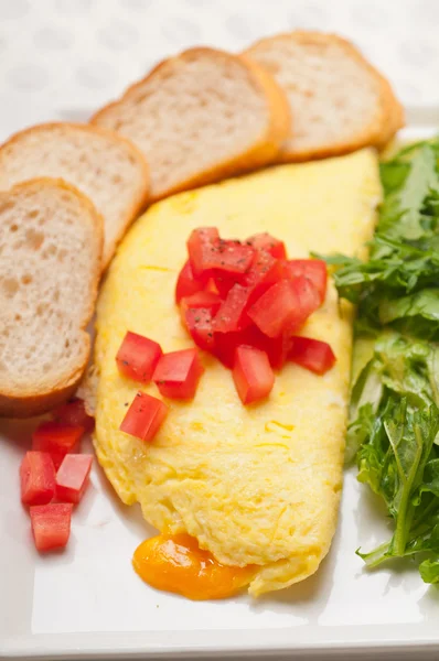 Cheese ometette with tomato and salad — Stock Photo, Image