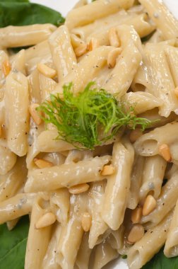 İtalyan makarna penne gorgonzola ve çam fıstığı