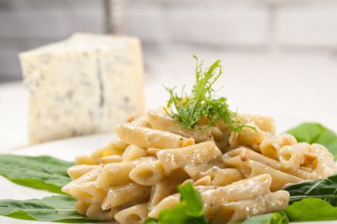 İtalyan makarna penne gorgonzola ve çam fıstığı