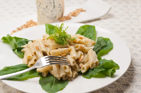 İtalyan makarna penne gorgonzola ve çam fıstığı