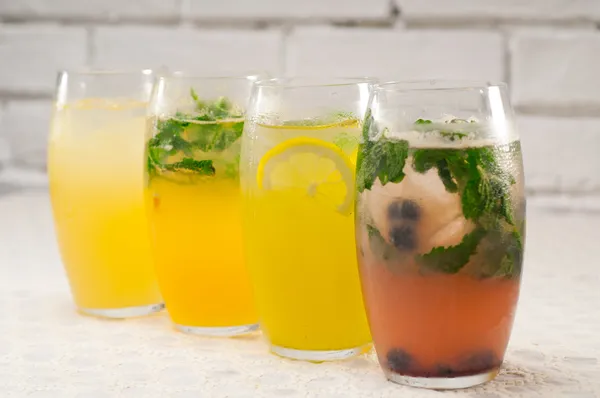 Výběr ovoce long drinků — Stock fotografie