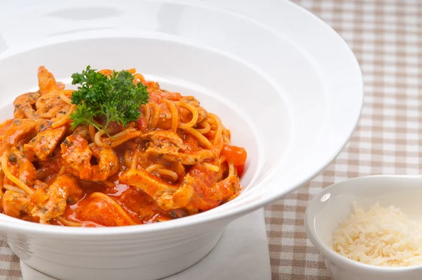 Macarrão de espaguete italiano com tomate e frango — Fotografia de Stock