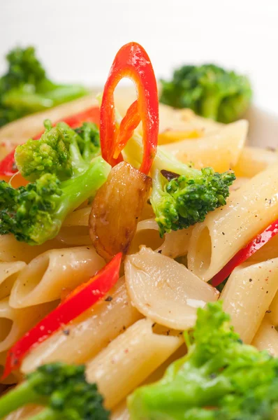 Italienska penne pasta med broccoli och chilipeppar — Stockfoto
