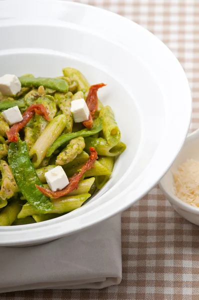 Güneşte kurutulmuş domates ve fesleğen ile İtalyan penne makarna — Stok fotoğraf