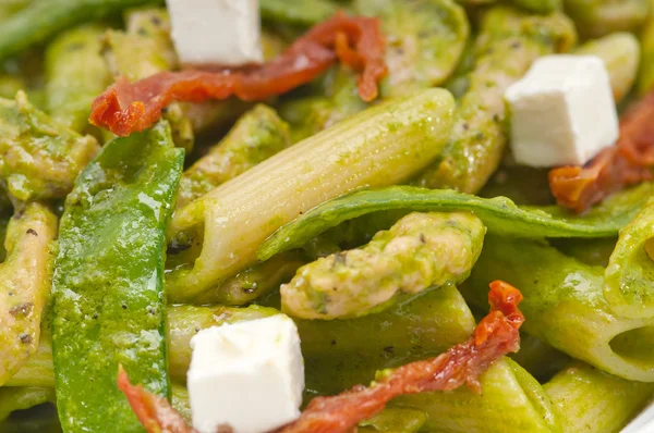 Italiaanse penne pasta met zongedroogde tomaat en basilicum — Stockfoto