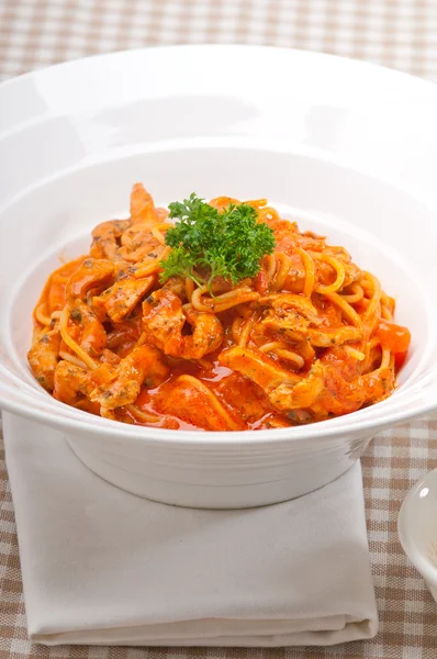 Italian spaghetti pasta with tomato and chicken — Stock Photo, Image