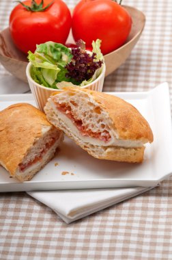 ciabatta panini sandviç parma jambonu ve domates ile
