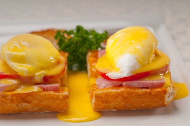 yumurta benedict domates, jambon ile ekmek üzerinde