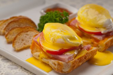 yumurta benedict domates, jambon ile ekmek üzerinde