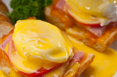 yumurta benedict domates, jambon ile ekmek üzerinde