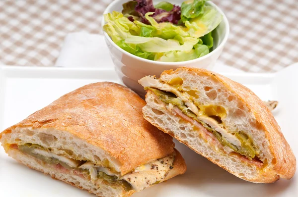 İtalyan ciabatta panini sandviç tavuk — Stok fotoğraf