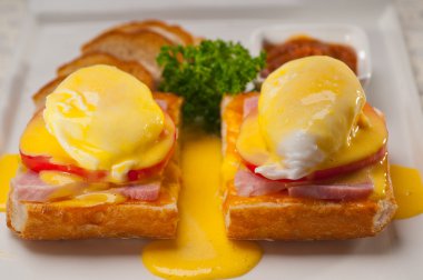 yumurta benedict domates, jambon ile ekmek üzerinde