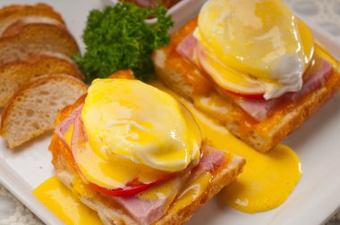 yumurta benedict domates, jambon ile ekmek üzerinde