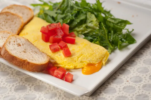 Tortilla de queso con tomate y ensalada —  Fotos de Stock