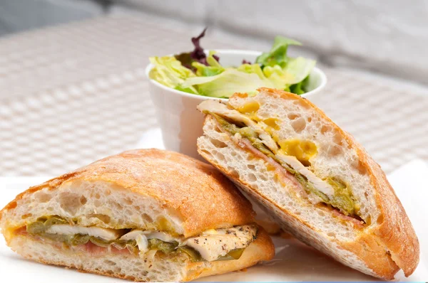 Frango de sanduíche italiano ciabatta panini — Fotografia de Stock