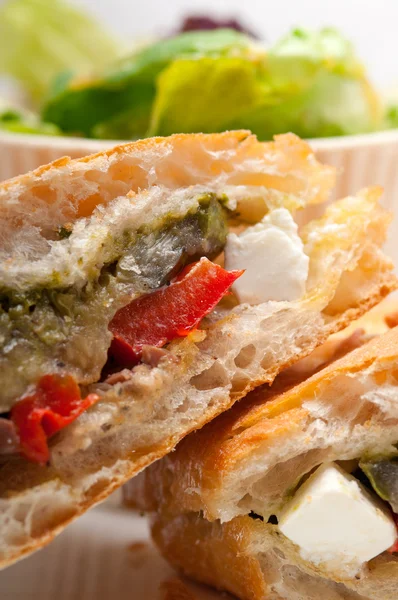 恰巴塔帕尼尼 sandwichwith 蔬菜和羊乳酪 — 图库照片