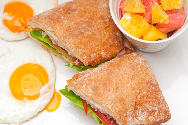 Ciabatta panini sandwich oeufs tomate laitue — Photo