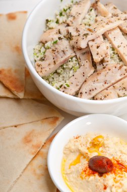 tavuk taboulii kuskus Humus ile