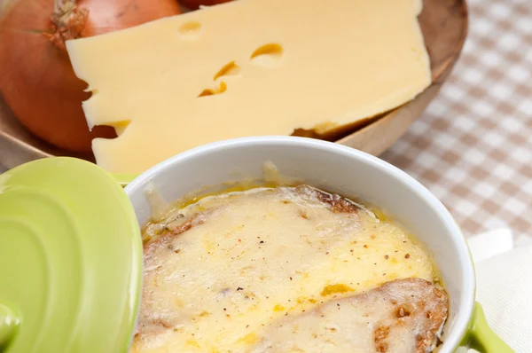Олійний суп з розтопленим сиром і хлібом зверху — стокове фото