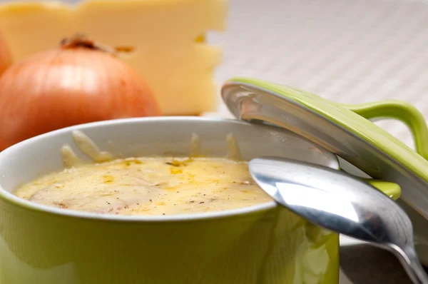 Sopa de oinion con queso derretido y pan encima — Foto de Stock