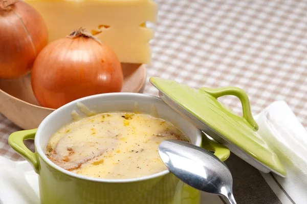Oinion soep met gesmolten kaas en brood op de top — Stockfoto