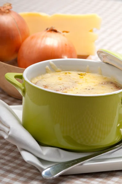 Суп с расплавленным сыром и хлебом сверху — стоковое фото