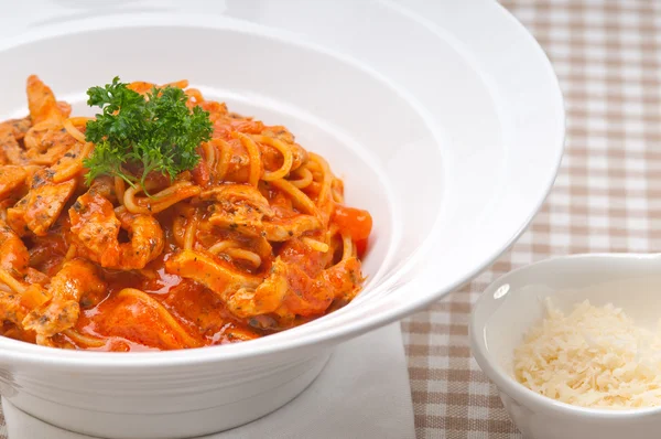 Italian spaghetti pasta with tomato and chicken — Stock Photo, Image