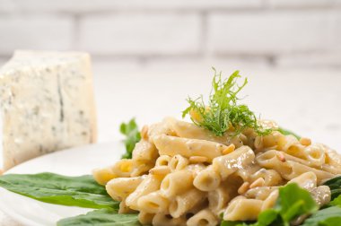 İtalyan makarna penne gorgonzola ve çam fıstığı
