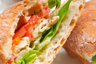 ciabatta panini sandviç tavuk ve domates ile