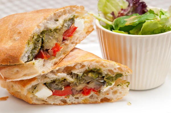 Ciabatta panini sandwichwith sebze ve beyaz peynir — Stok fotoğraf