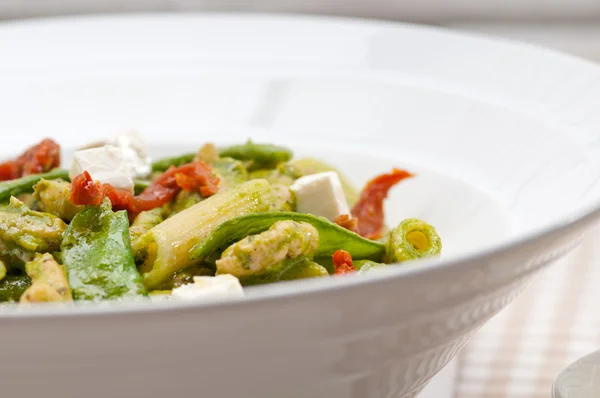 Italienska penne pasta med soltorkade tomater och basilika — Stockfoto