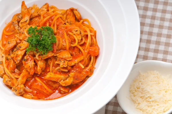 Macarrão de espaguete italiano com tomate e frango — Fotografia de Stock