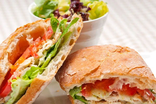 Сэндвич ciabatta panini с курицей и помидорами — стоковое фото