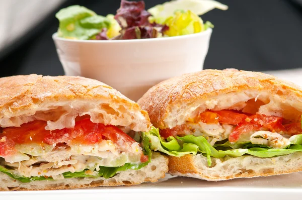 Ciabatta panini sandwich s kuřecím masem a rajčaty — Stock fotografie