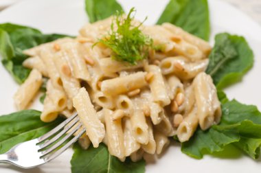 İtalyan makarna penne gorgonzola ve çam fıstığı