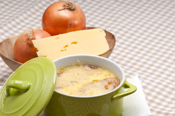 Oinion soppa med smält ost och bröd på toppen — Stockfoto