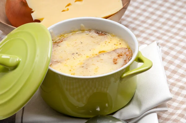 Oinion soppa med smält ost och bröd på toppen — Stockfoto