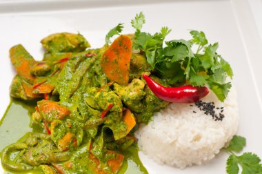 tavuk köri yeşil sebze ve pirinç