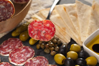 soğuk kesim plakalı pide ve turşu ile