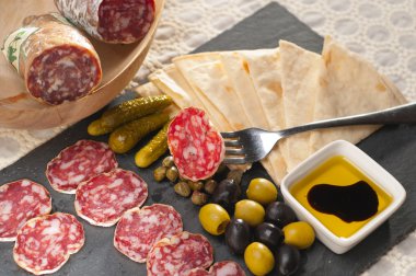 soğuk kesim plakalı pide ve turşu ile