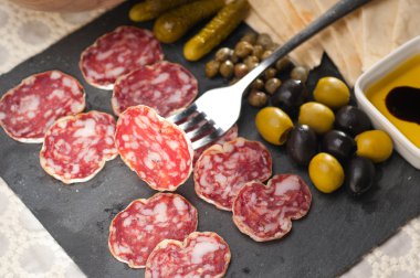 soğuk kesim plakalı pide ve turşu ile