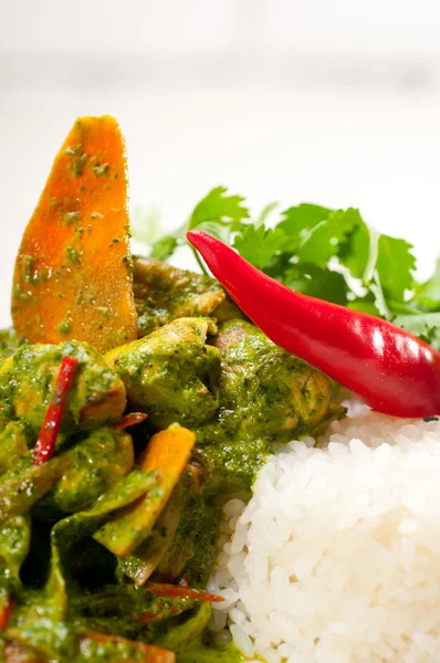 Kuře s rýží a zeleninou zelené kari — Stock fotografie