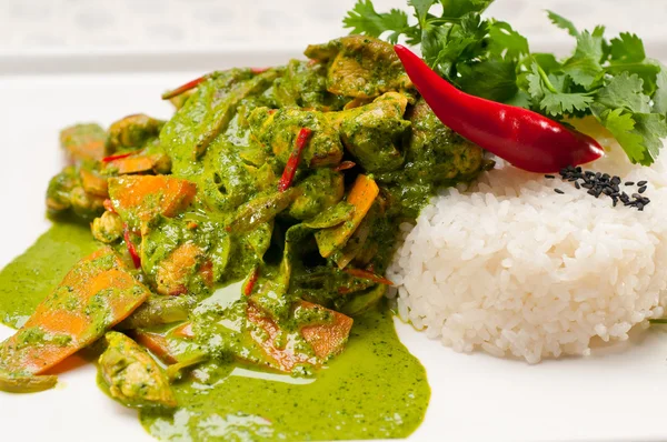 Курица с зелеными овощами и рисом — стоковое фото