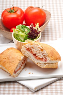 ciabatta panini sandviç parma jambonu ve domates ile