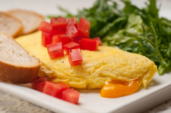 Cheese ometette with tomato and salad — Stock Photo, Image